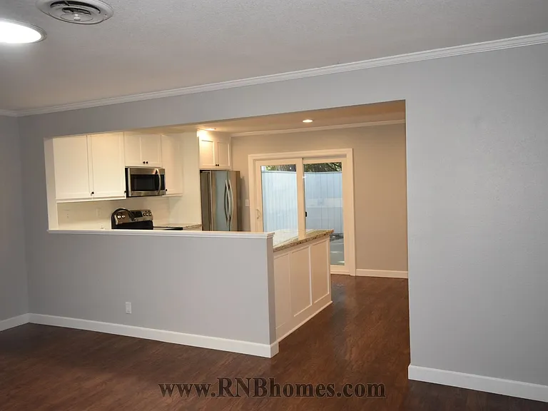 415 Sutton Pl — Photo 5