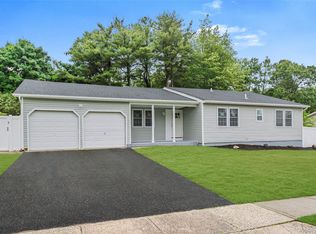 23 Waterford Dr, Wheatley Heights, NY 11798