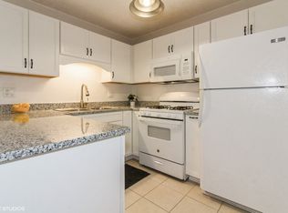 5S066 Pebblewood Ln, Naperville, IL 60563