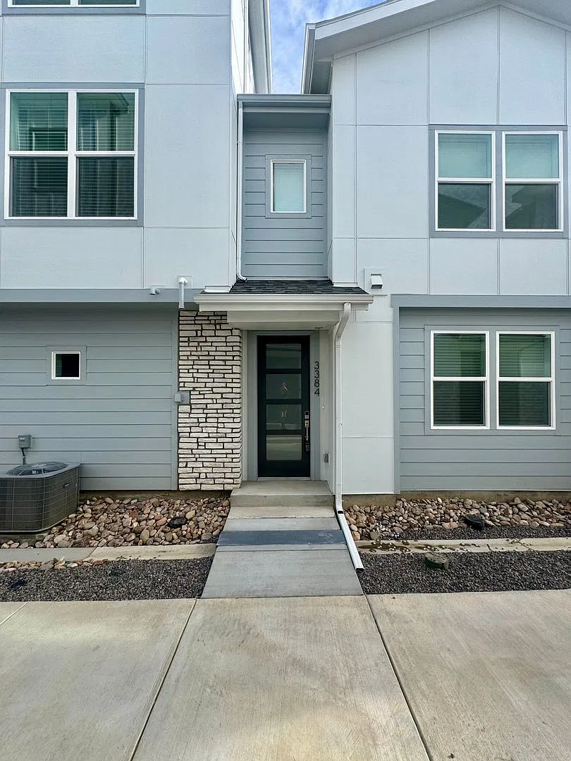 NEW construction 3 bedroom luxury townhome — Photo 2