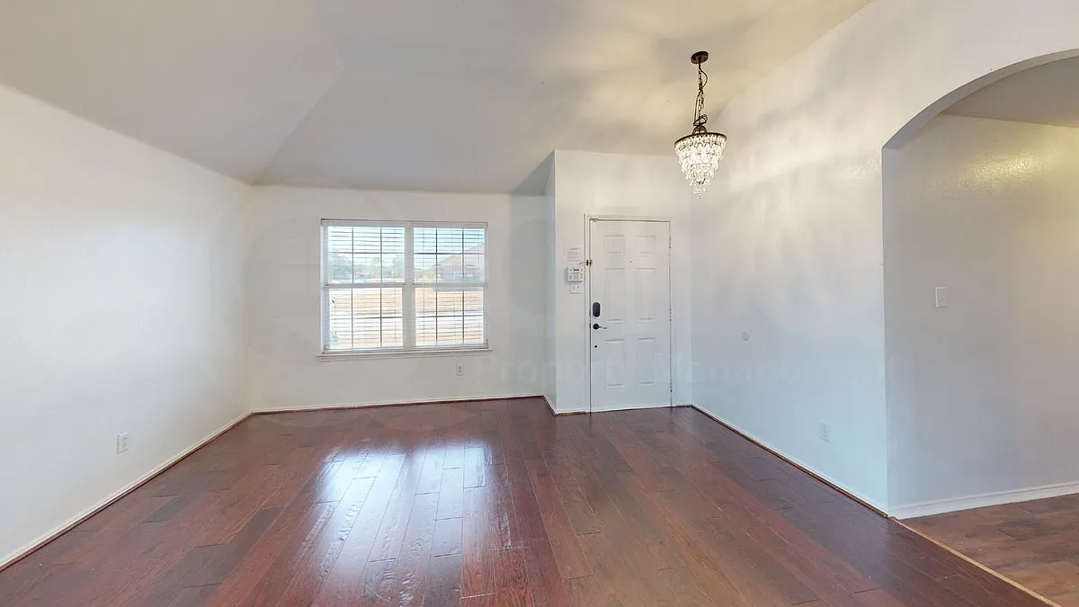 4 bed, 2.0 bath, 2076 sqft, $2,299 — Photo 4