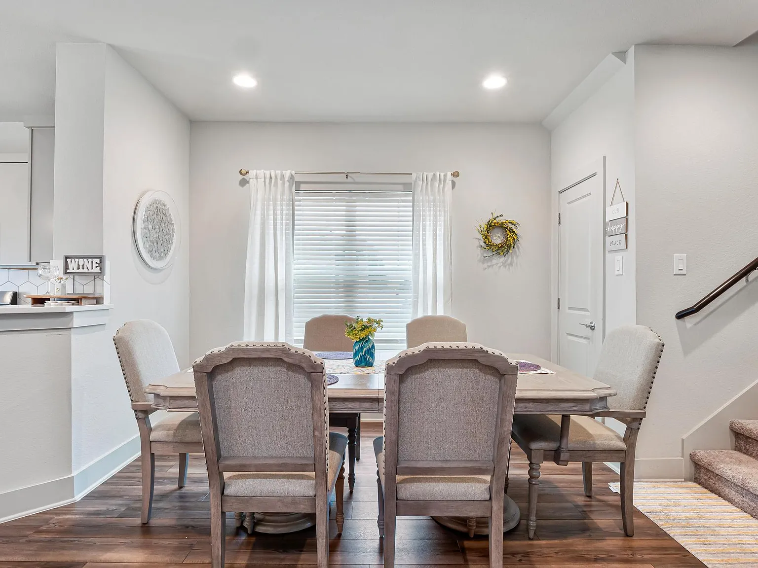 3 bed, 2.5 bath, 1609 sqft, $2,100 — Photo 3