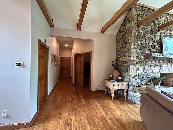 15th image of 150 Red Oak Dr