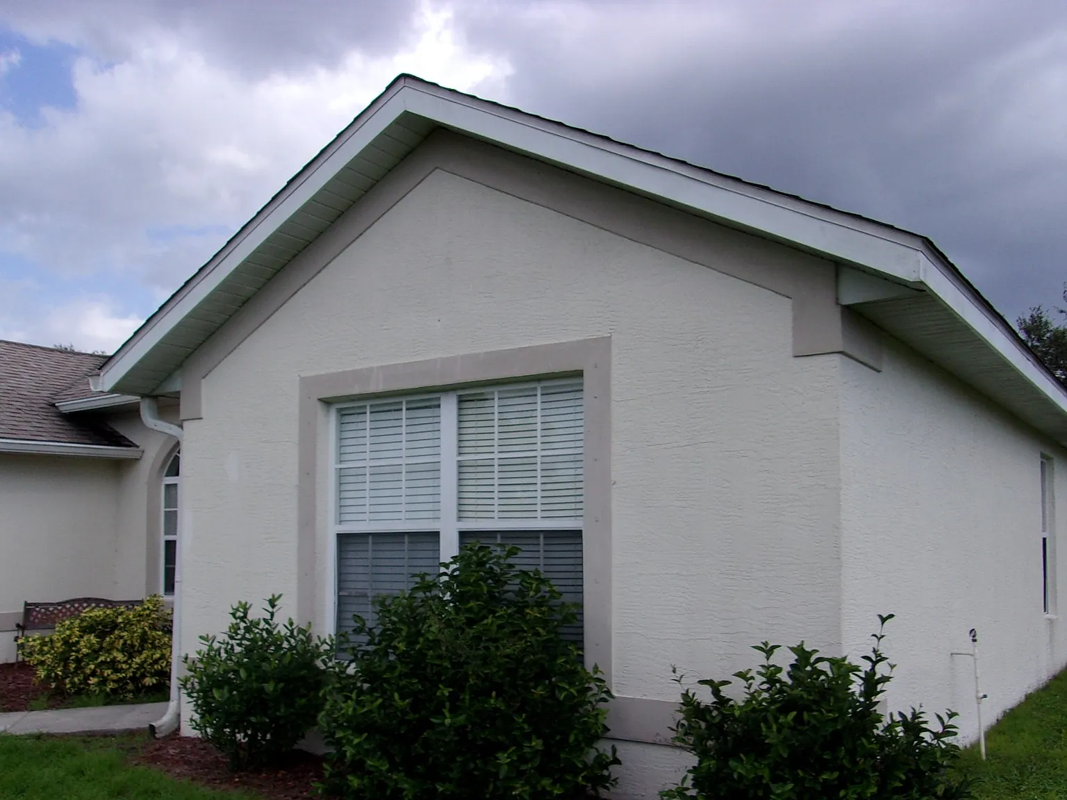 4 bed, 2.0 bath, 2366 sqft, $2,075 — Photo 3