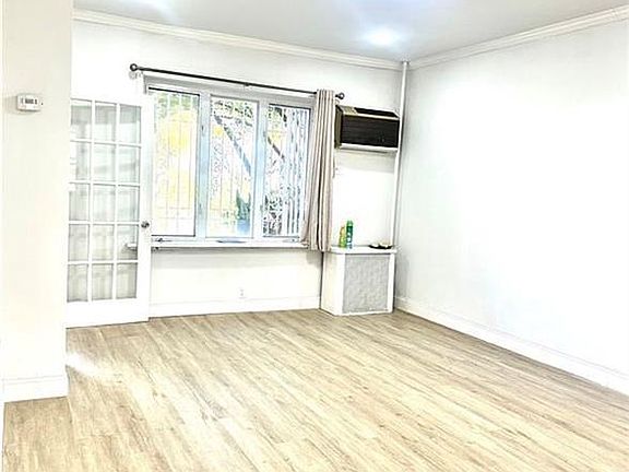 3rd image of 582 Bay Ridge Ave