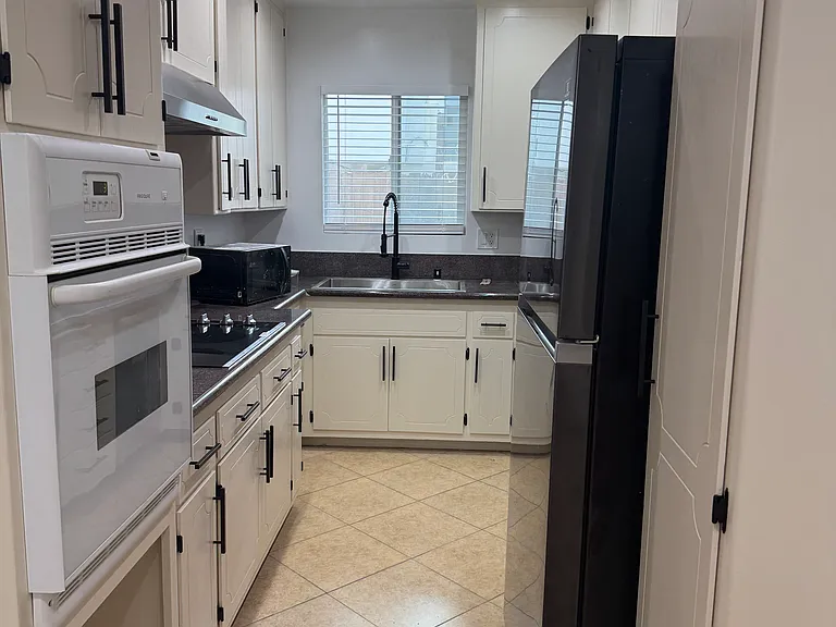 1042 S Shenandoah St #102 — Photo 1