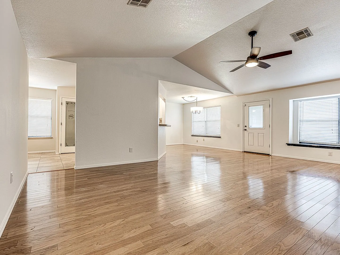 3 bedroom + 2 bathroom + Edmond Schools — Photo 2