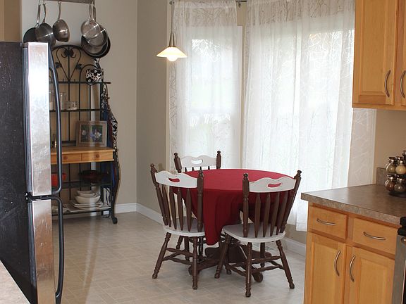 Breakfast nook with bay window