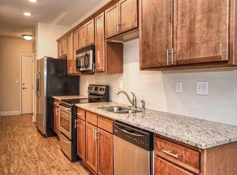 708 S Summit Ave — Photo 1