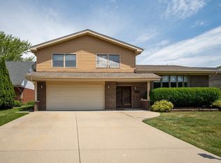 2204 W Lawrence Ln, Mount Prospect, IL 60056