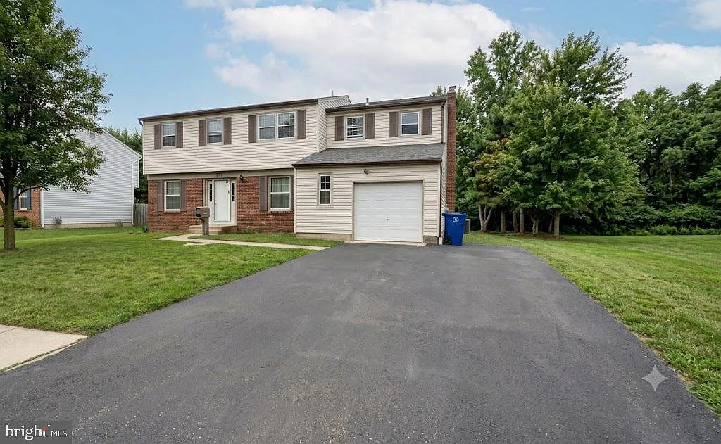 6 bed, 2.5 bath, 2574 sqft, $3,400 — Photo 2
