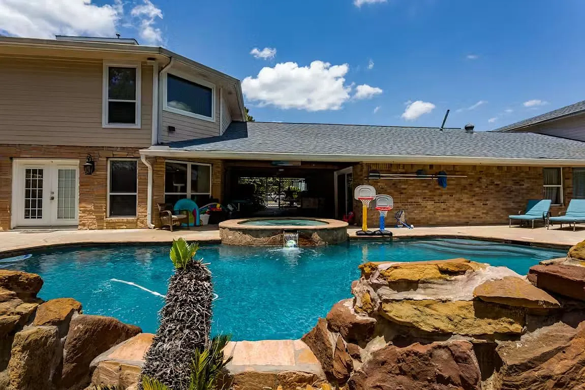 6 bed, 11716 sqft, $9,100 — Photo 4