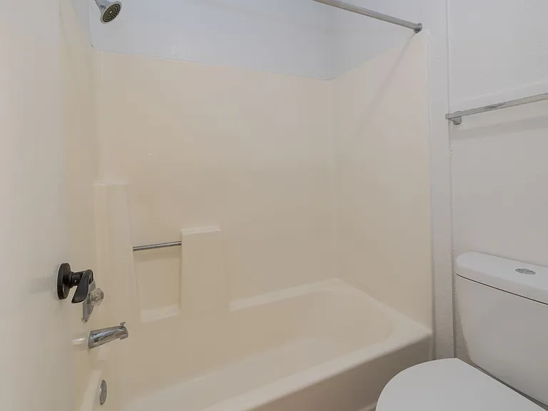 Broadway Proper Apartment ** One Month Free**W/D Included — Photo 34