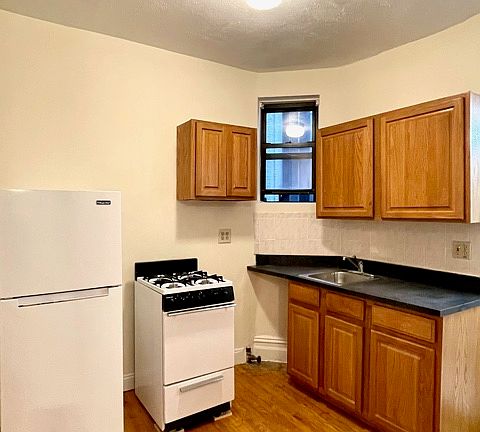 2nd image of 303 E 91st St #3