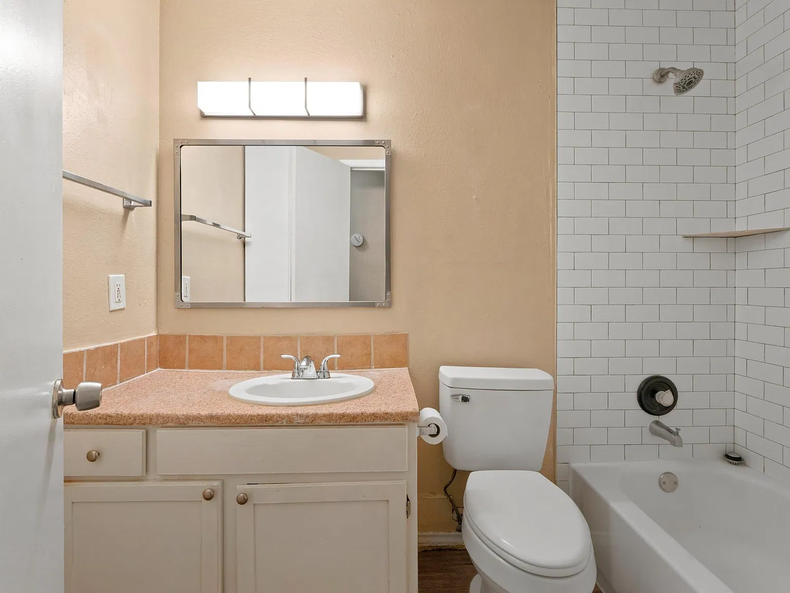 2 bed, 1.0 bath, 941 sqft, $1,295 — Photo 3