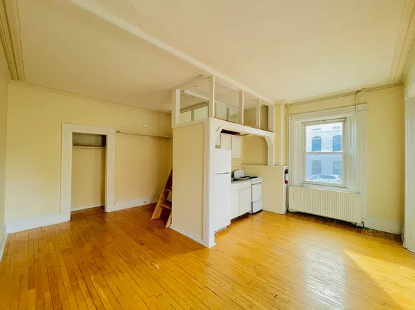 111 College St #1C, Burlington, VT 05401