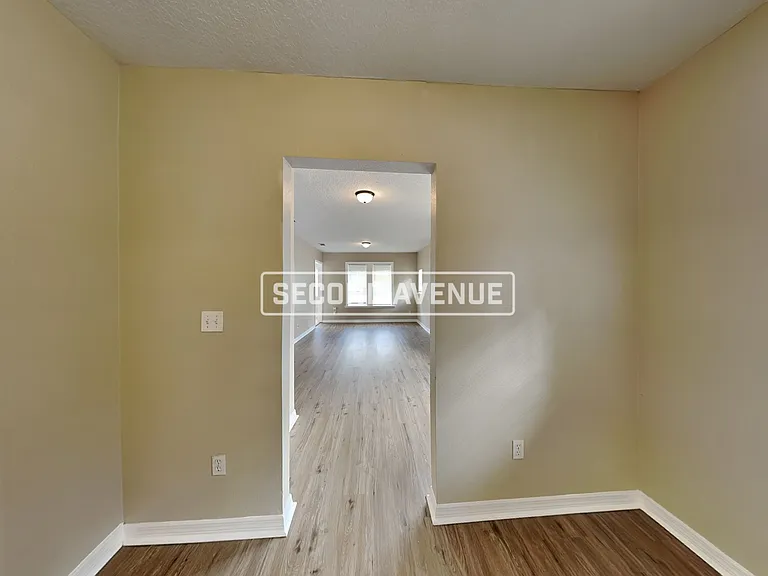 1740 N Myrtle Ave — Photo 4