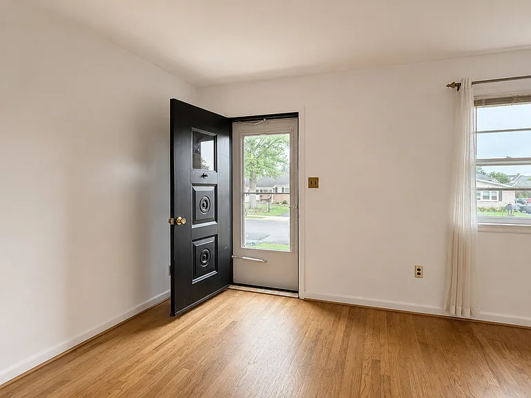 527 W Marion St — Photo 4
