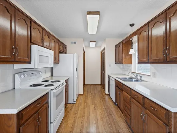 16611 E 53rd St S, Independence, MO 64055