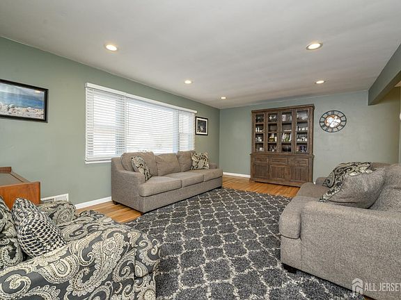 3rd image of 3 Birchwood Rd