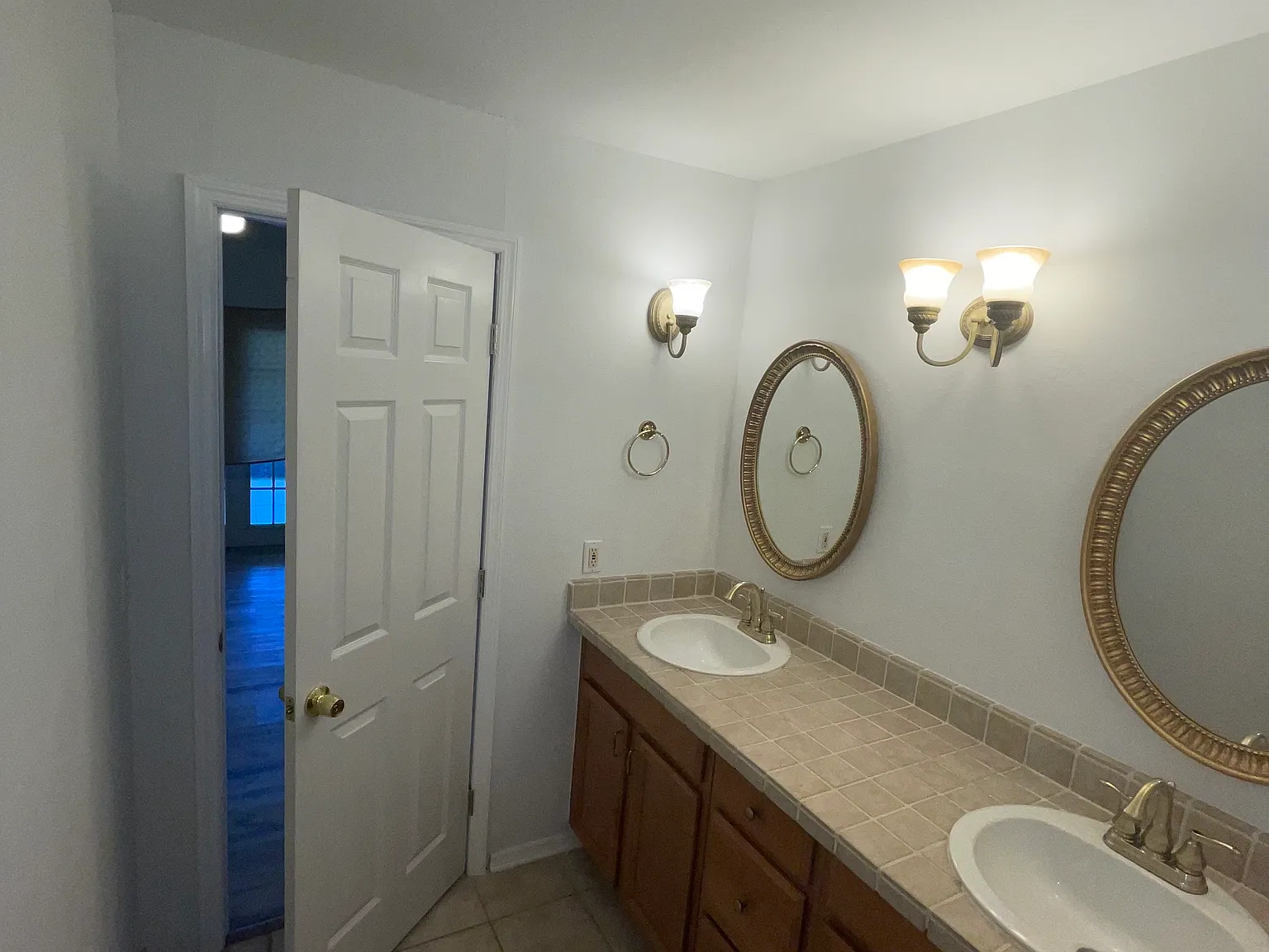10143 Chesham Dr — Photo 3