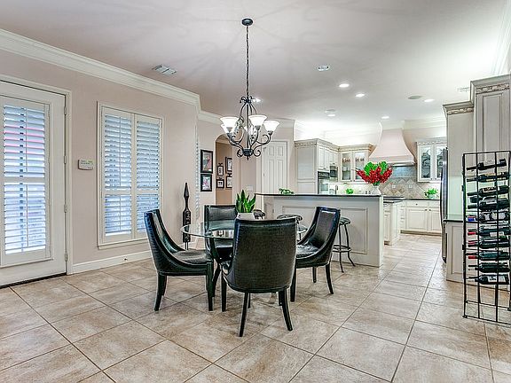 Kitchen eating area