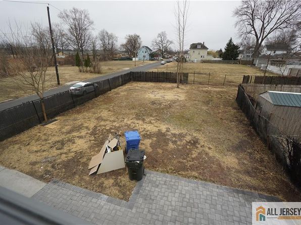 15 Wedgewood Ave, Woodbridge, NJ 07095