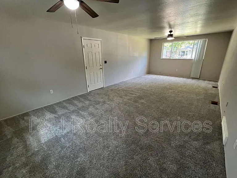 2301 W Murden St — Photo 13