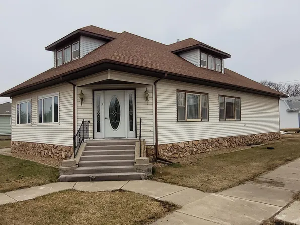 221 2nd St S, Ellendale, ND 58436