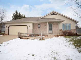 1163 Fieldview Dr, Menasha, WI 54952