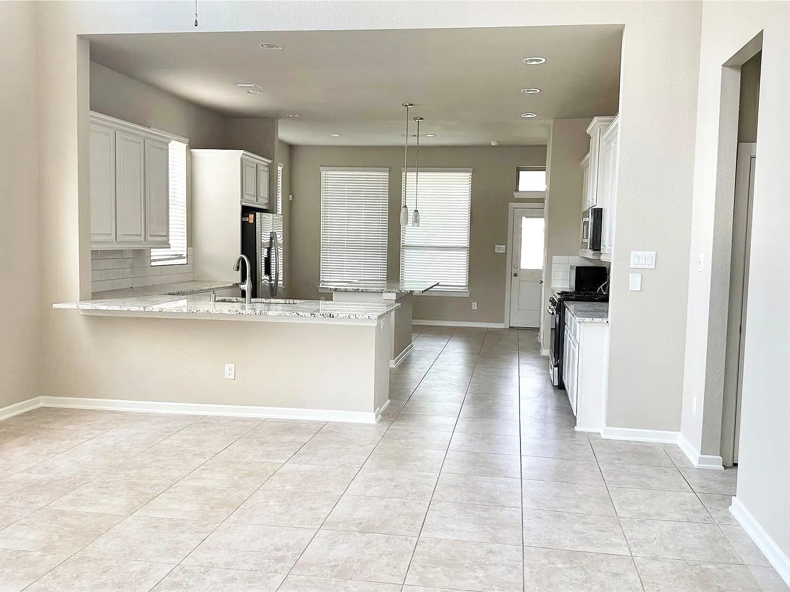 4 bed, 3.0 bath, 2910 sqft, $3,200 — Photo 3
