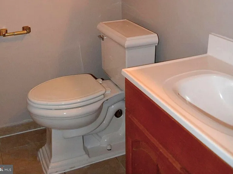 Powder room in the middle floor