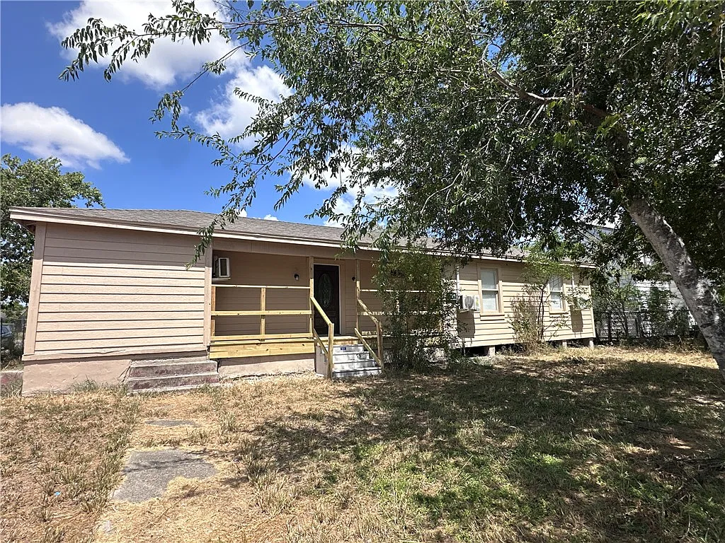 3 bed, 1.0 bath, 1829 sqft, $1,550 — Photo 1