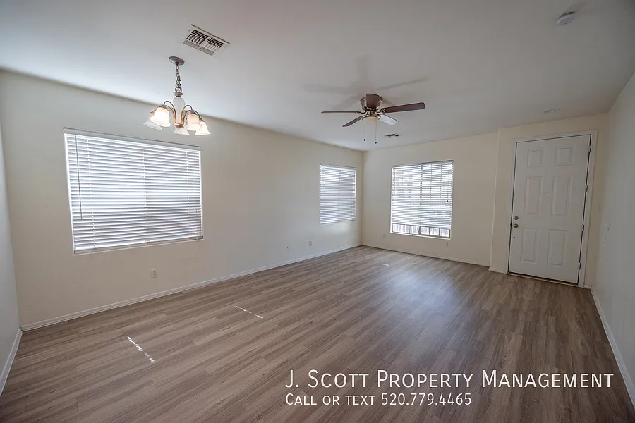 Beautiful 3-Bed in Power Ranch with Community Pools and Parks! — Photo 3