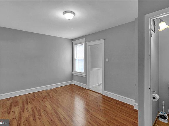 5th image of 136 W Poplar St