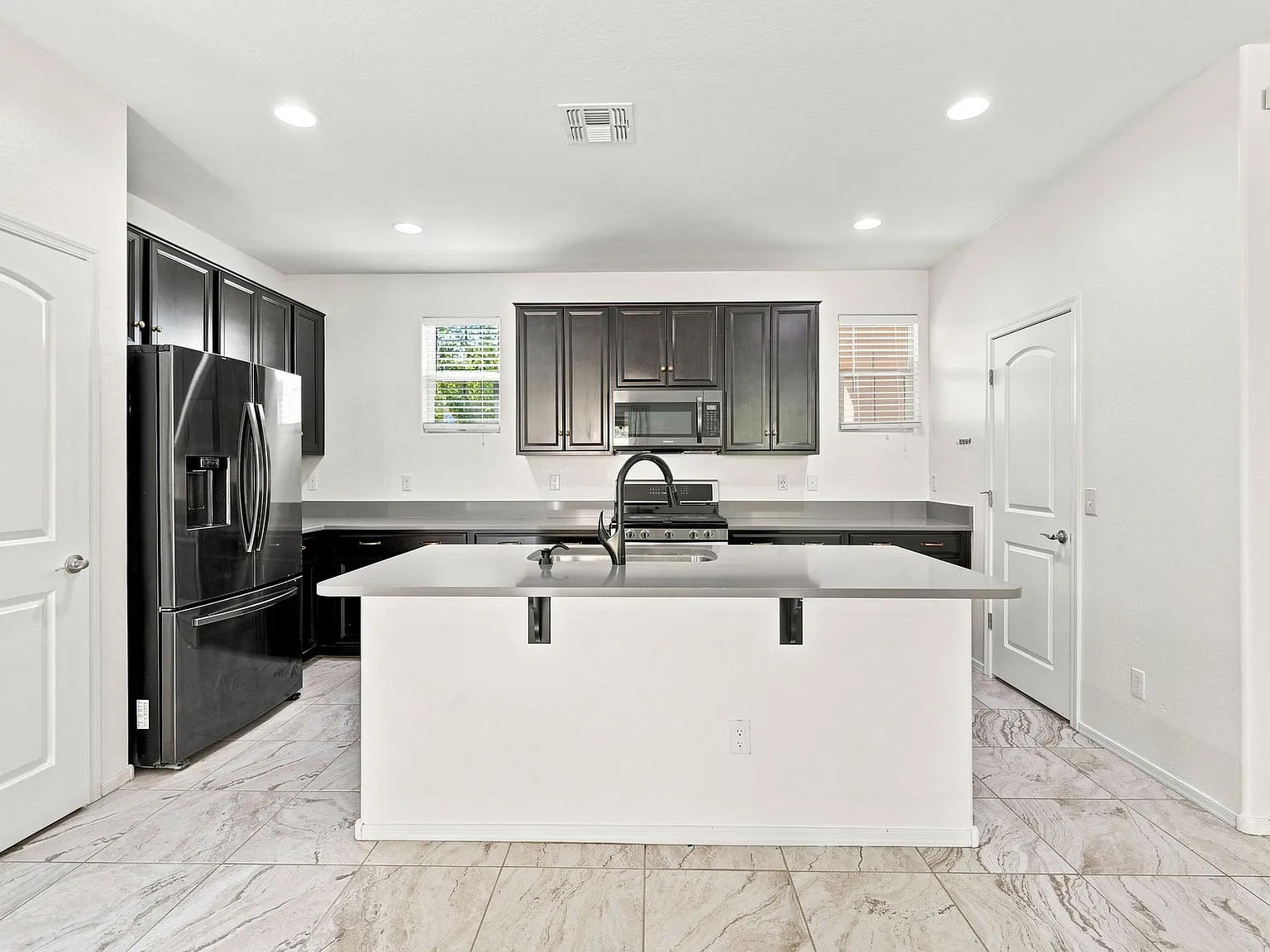 4 bed, 2271 sqft, $2,200 — Photo 4
