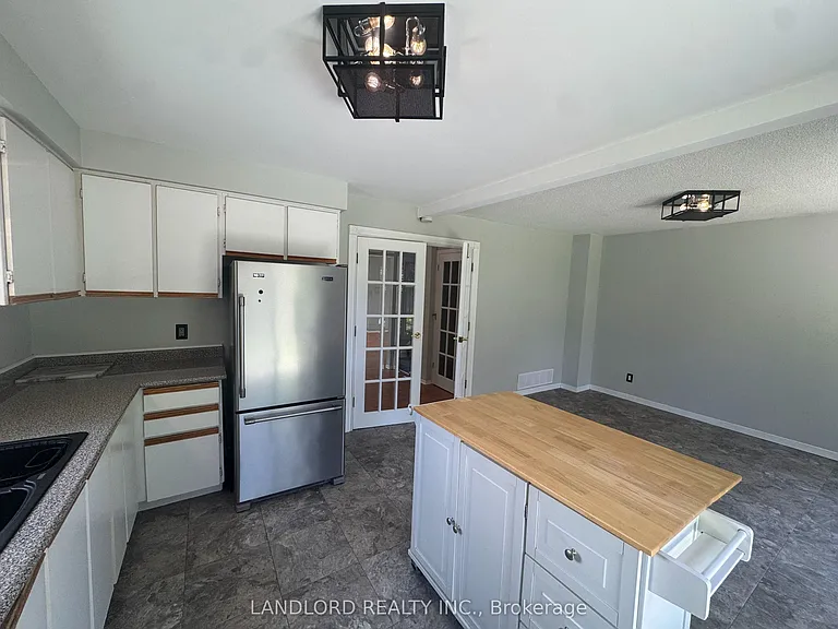 833 Laurier Ave — Photo 18