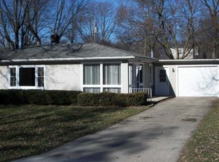 19 Meadow Ln, Merrillville, IN 46410