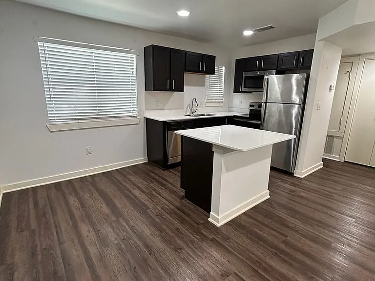 2106 Bennett Ave — Photo 3