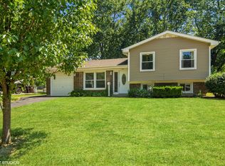 110 Meadowbrook Ln, Lake Zurich, IL 60047