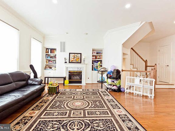 3rd image of 2313 N Van Buren Ct