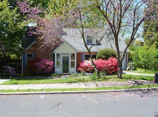 204 Cumley Ter, Leonia, NJ 07605