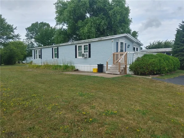 352 Sandybrook Dr, Hamlin, NY 14464