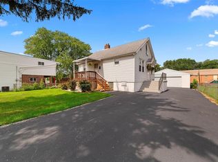 25 La Sierra Dr, Florissant, MO 63031