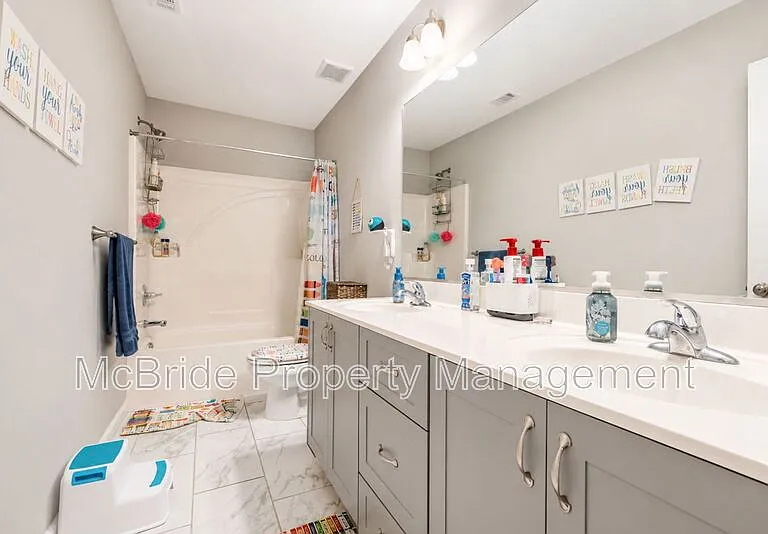 560 Hampton Dr — Photo 17
