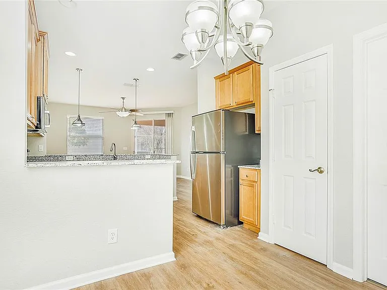 2920 Willow Creek Ln — Photo 8