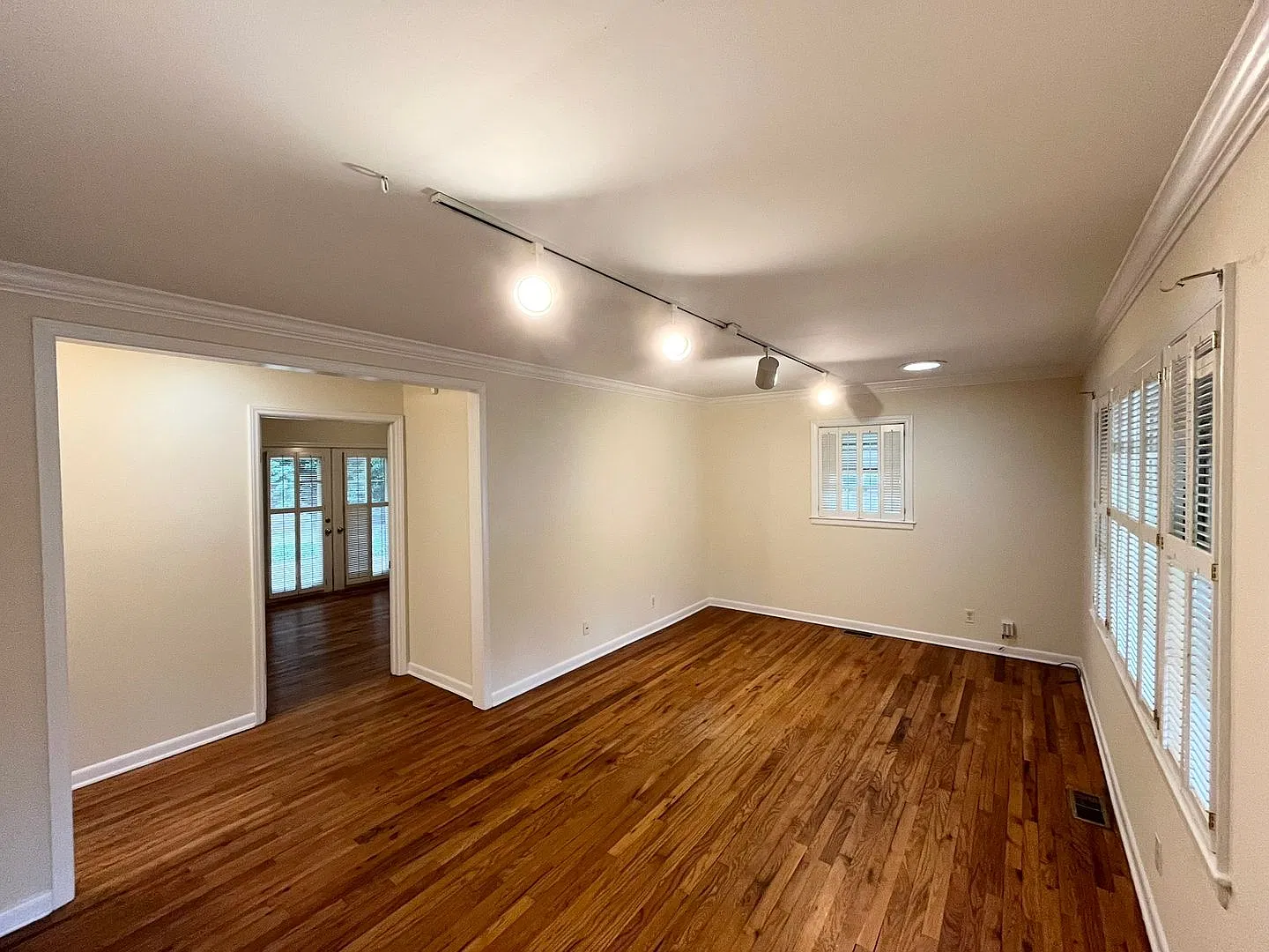 Comfortable 3BD, 1.5BA House with Large Fenced Backyard — Photo 4