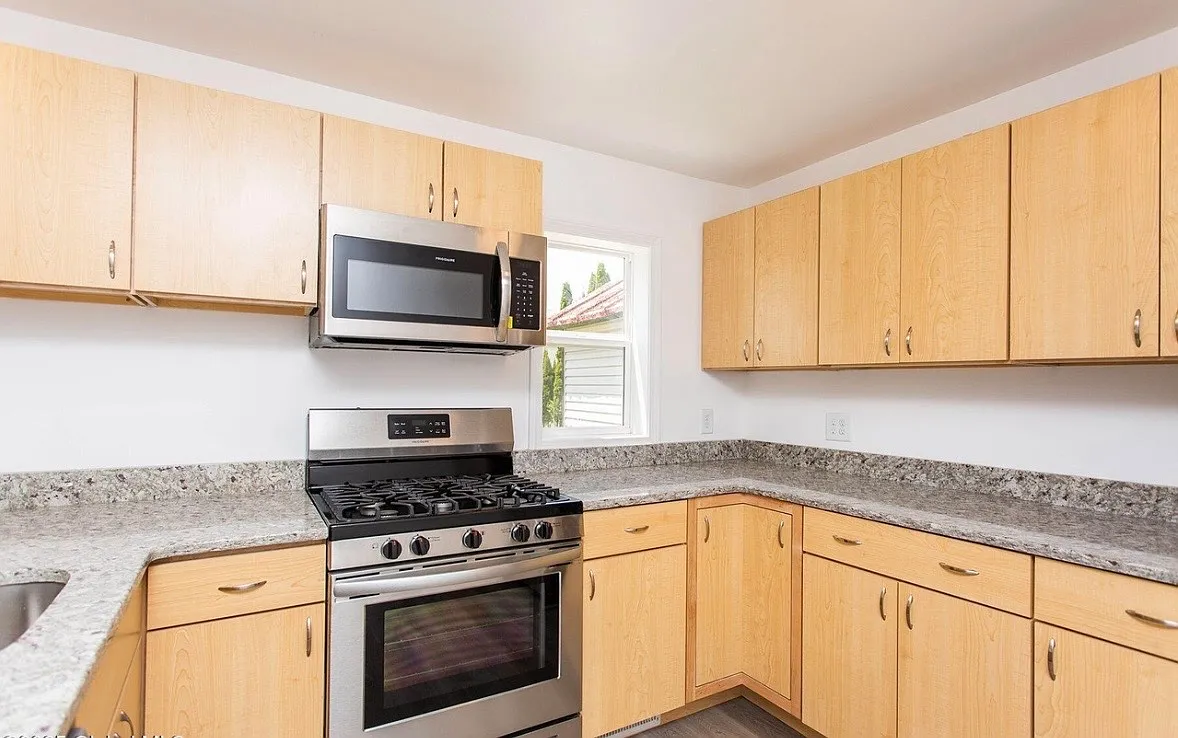 4 bed, 1.5 bath, 1250 sqft, $2,495 — Photo 4