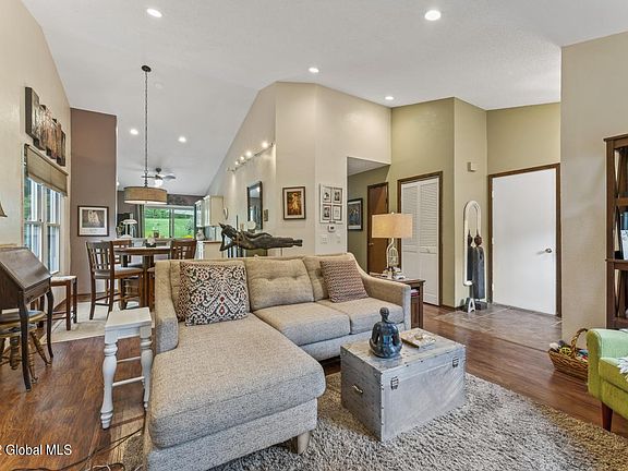 4th image of 15 Cromwell Dr