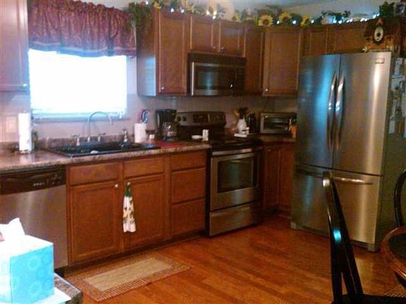 3rd image of 1075 Forest Dr
